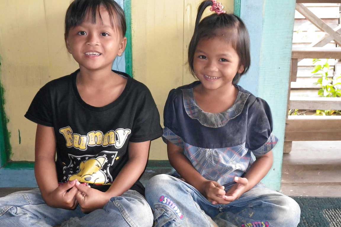 Zwei lächelnde Kinder in Indonesien