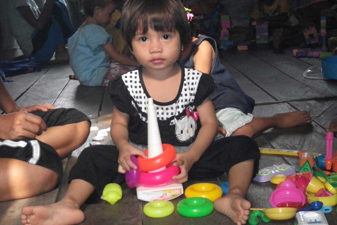 Kind mit Montessori Spielzeug Kind mit Montessori Spielzeug
